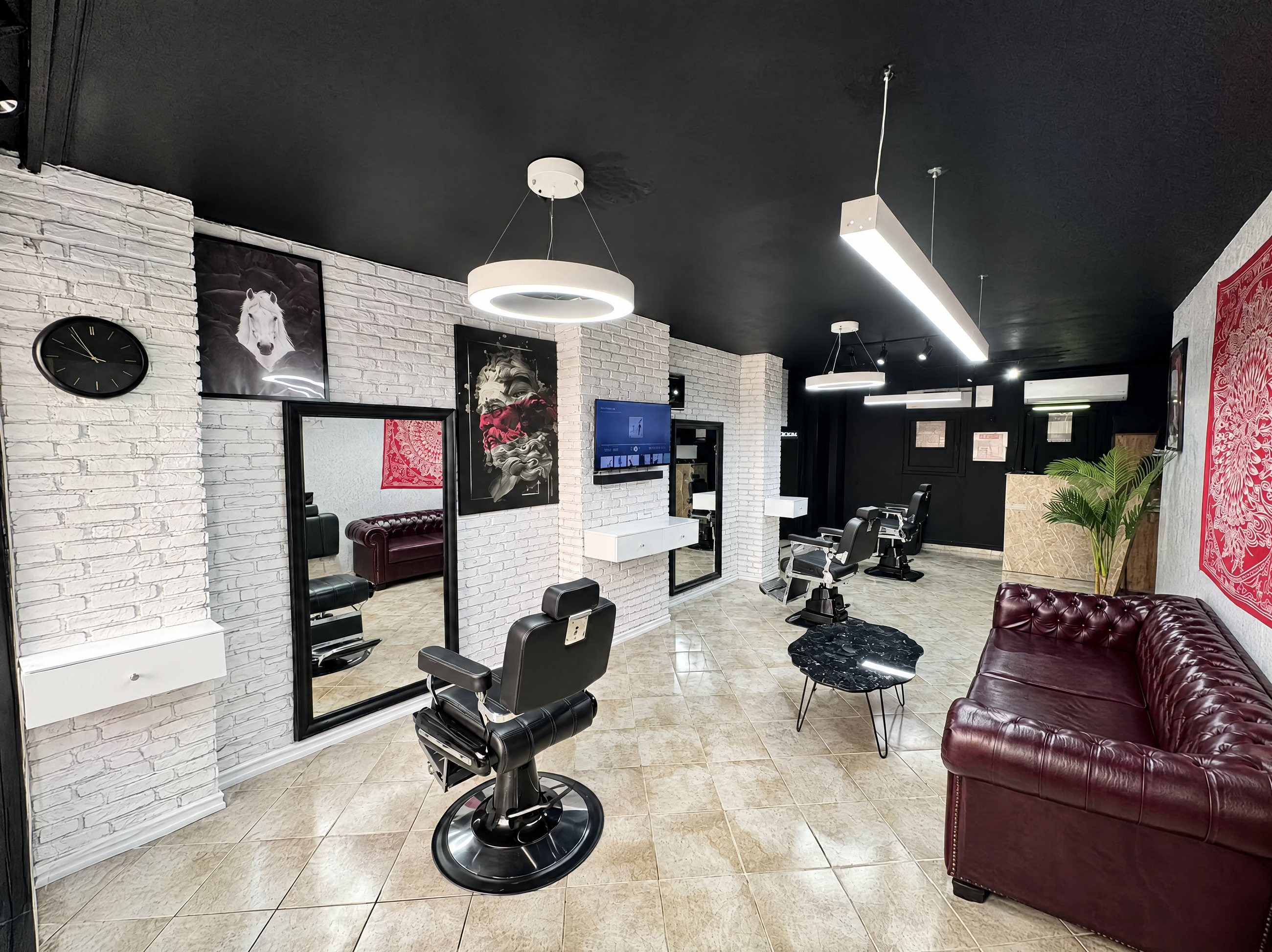 Boş MAY Studio salonu, ışıklar tek koltuğa iner